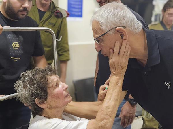 Dieses vom Ichilov-Krankenhaus zur Verfügung gestellte Foto zeigt Yocheved Lifschitz im Krankenhaus in Tel Aviv. 