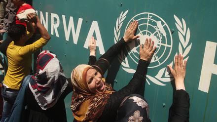 Palästinensische Anhänger protestieren gegen das UNRWA.