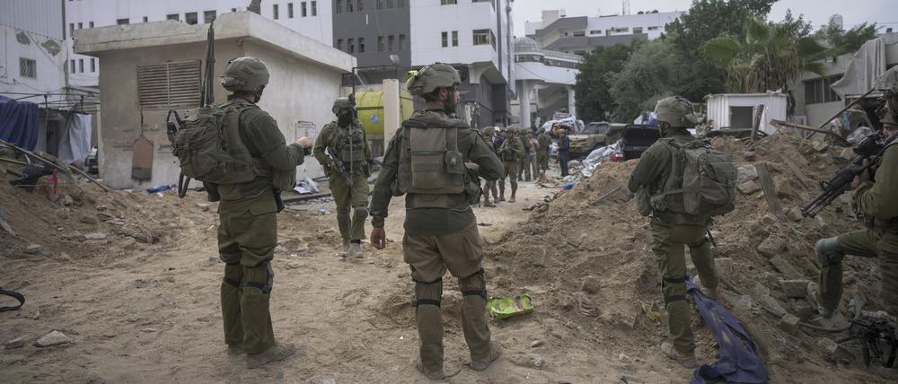 Israelische Soldaten vor dem Schifa-Krankenhaus