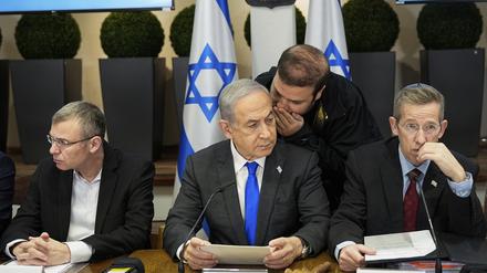 Benjamin Netanjahu, Premierminister von Israel, leitet eine Kabinettssitzung in der Kirya, dem Sitz des israelischen Verteidigungsministeriums in Tel Aviv.