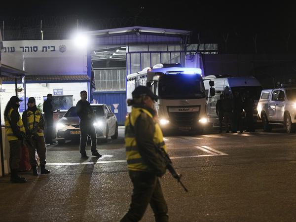 Ein israelischer Gefangenentransporter transportiert palästinensische Gefangene, die von den israelischen Behörden aus dem Militärgefängnis Ofer bei Jerusalem entlassen wurden. 