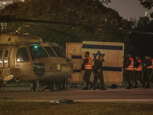 Ein Hubschrauber mit von der Hamas freigelassenen Geiseln landet auf dem Schneider Children’s Medical Center in Petach Tikwa. 
