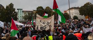 Mehrere Tausend Menschen ziehen bei einer Pro-Palästina-Demonstration unter starkem Polizeischutz durch Kreuzberg.