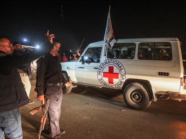 Ein Fahrzeug des Roten Kreuzes, in dem vermutlich Geiseln transportiert wurden, erreichte am 24. November 2023 die Grenze von Rafah im südlichen Gazastreifen.