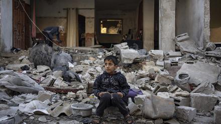 Ein palästinensischer Junge sitzt auf den Trümmern eines zerstörten Gebäudes nach einem israelischen Angriff in Rafah im südlichen Gazastreifen.
