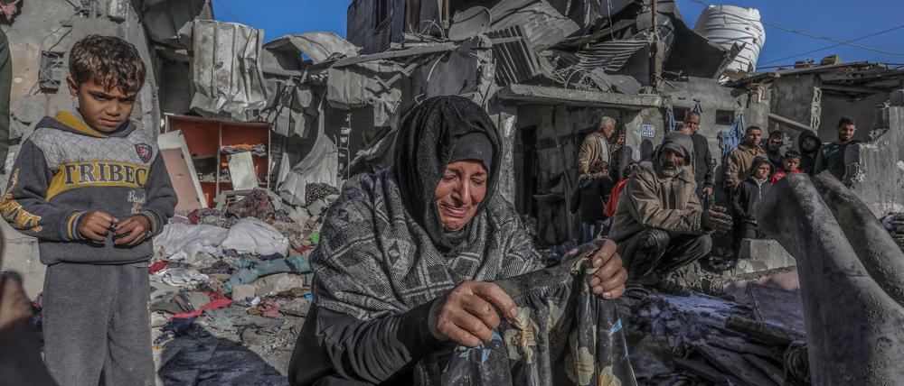 Palästinensische Gebiete, Rafah: Eine Palästinenserin weint. 