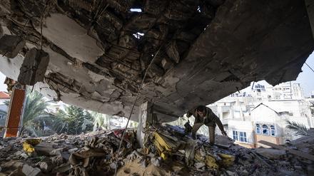 10.02.2024, Palästinensische Gebiete, Rafah: Ein Palästinenser rettet seine Habseligkeiten nach einem israelischen Angriff.