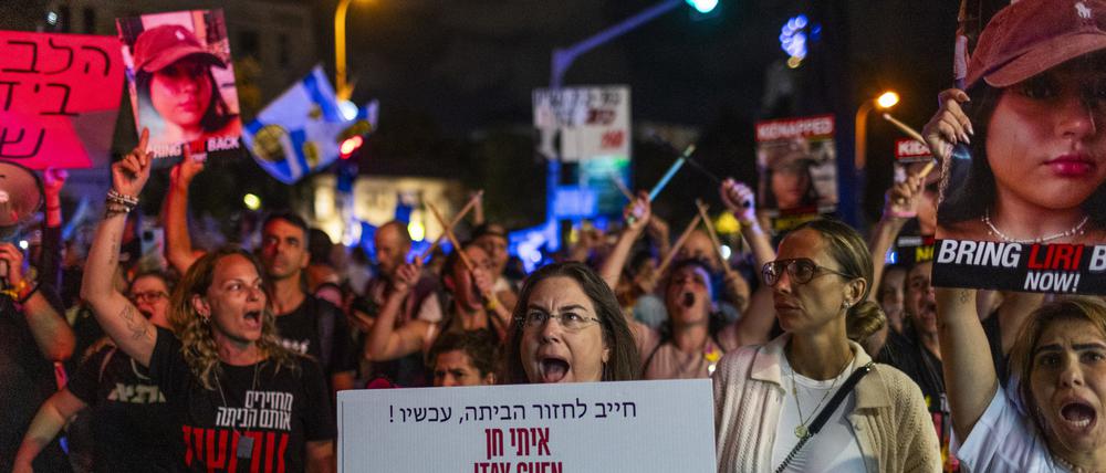 Israelis protestieren vergangene Woche für eine sofortige Freilassung der Geiseln: Der wachsende innenpolitische Druck zwang Israels Regierung zu Verhandlungen.