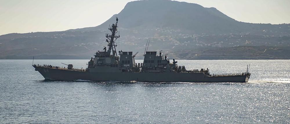 Der Lenkwaffenzerstörer «USS Carney» fährt in der Bucht von Souda. Die USA haben in der Nacht zum Samstag erneut eine Stellung der vom Iran unterstützten Huthi-Rebellen im Jemen angegriffen. 