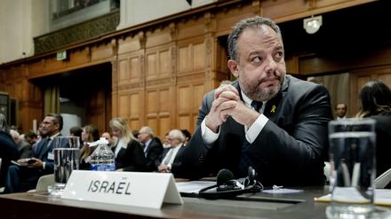 Tal Becker, Rechtsberater des Außenministeriums von Israel, sitzt bei einer Anhörung vor dem Internationalen Gerichtshof (IGH), wo Israel erstmals zu dem Vorwurf des Völkermordes im Gazakrieg Stellung nehmen soll. 