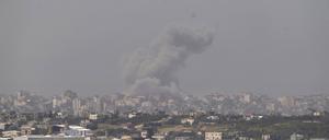 Rauch steigt nach einem Raketenangriff im Gazastreifen auf. 