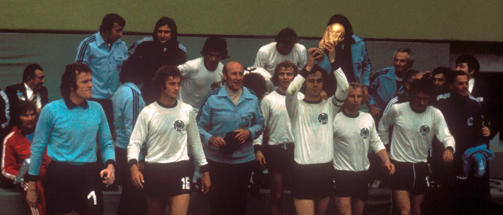 Und wir haben den Pokal... Die Nationalelf feiert ihren zweiten WM-Titel, 1974 in München. 