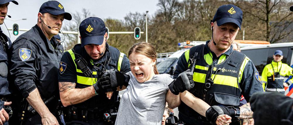 Die Polizei nahm Greta Thunberg und andere Demonstranten in Den Haag in Gewahrsam.