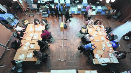 Im Rathaus Pankow werden die Stimmen zur Wahl für das Abgeordnetenhaus Berlin neu ausgezählt. (Archivbild)