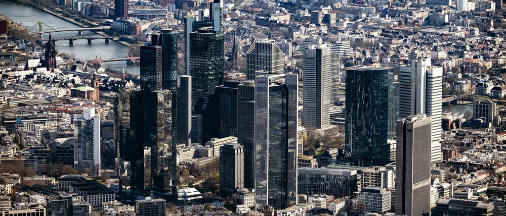 Die Innenstadt von Frankfurt am Main mit dem Bankenviertel, aufgenommen als Luftbild von einem Flugzeug aus. Die neue Anti-Geldwäschebehörde der Europäischen Union soll künftig in Frankfurt angesiedelt sein. 
