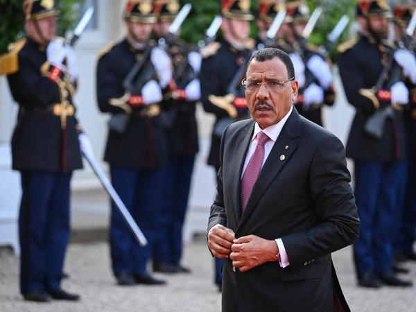 Nigers Präsident Bazoum – hier bei einem Gipfel Ende Juni in Paris – wurde von seiner Garde festgesetzt.