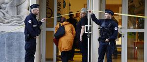 Menschen kommen am Tatort in die Gambetta-Gymnasium in Arras, Nordostfrankreich, an. Dort, wo ein Lehrer getötet und zwei weitere Menschen bei einem Messerangriff schwer verletzt wurden.