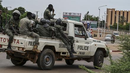 Polizisten patrouillieren im Niger.