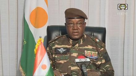 Diese Videoaufnahme zeigt General Abdourahamane Tchiani, Nigers neuen Machthaber, der nach der Absetzung des gewählten Präsidenten Mohamed Bazoum im nationalen Fernsehen eine Erklärung verliest.