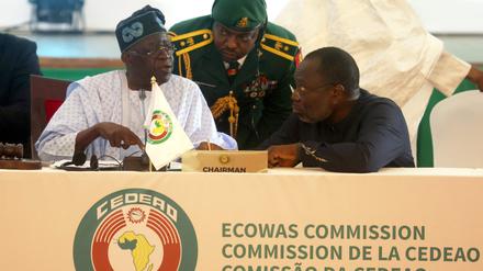 Der Vorsitzende der Wirtschaftsgemeinschaft Westafrikanischer Staaten (Ecowas) und Präsident von Nigeria, Bola Ahmed Tinubu (L), unterhält sich mit dem Präsidenten der Ecowas-Kommission, Omar Touray (R), während der außerordentlichen Sitzung der Ecowas-Staats- und Regierungschefs in Abuja am 10. August 2023. 