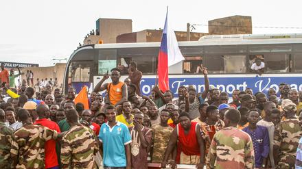 Anhänger der nigrischen Junta nehmen an einer Demonstration vor einem französischen Armeestützpunkt in Niamey, Niger, teil.
