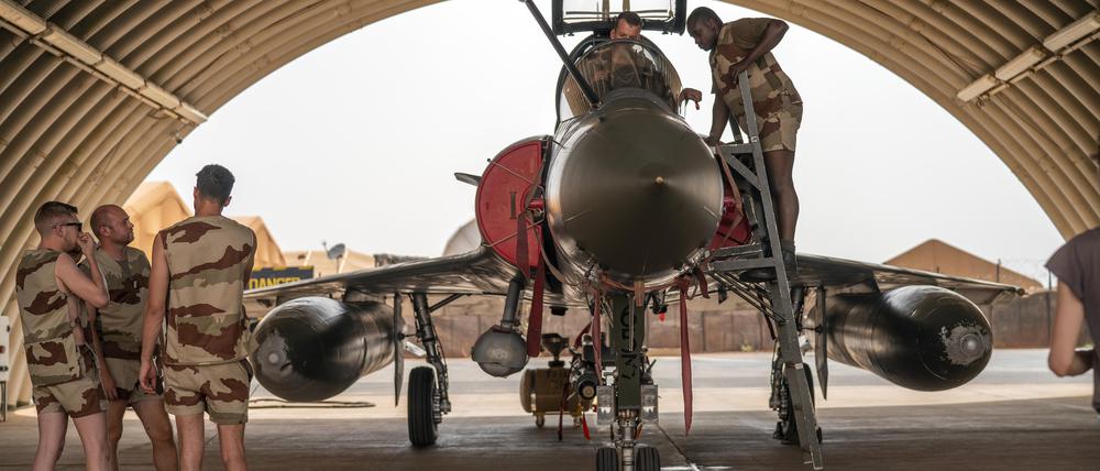 Mechaniker der französischen Luftwaffe im Niger bei der Opération Barkhane im Jahr 2021.