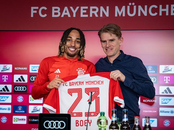 Für Sacha Boey (l.) soll der FC Bayern rund 30 Millionen Euro überwiesen haben. Er ist der teuerste Transfer des Winters.