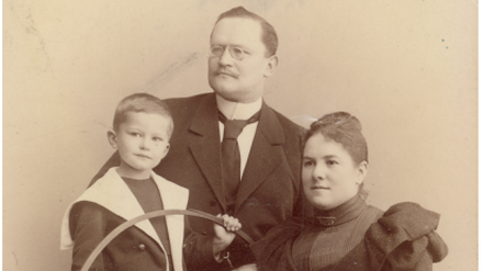 Oskar Ziethen, erster Bürgermeister der Stadt Lichtenberg, mit seiner Frau Frieda und Sohn Friedrich.