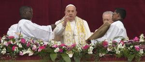 Papst Franziskus erteilte wie üblich den Segen „Urbi et Orbi“ am Ostersonntag von der zentralen Loge des Petersdoms.