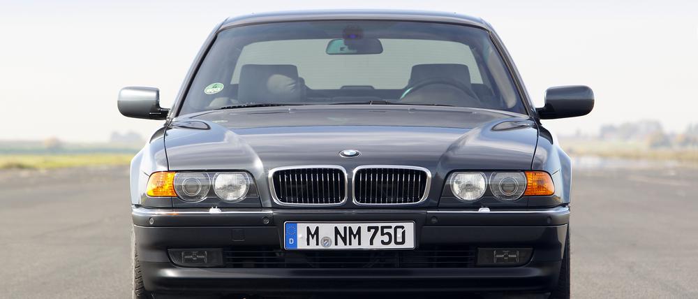 Wer sich nach einem BMW Youngtimer umschaut, sei gut beraten, wenn er ein sportliches Modell mit mindestens sechs Zylindern und bestenfalls einem M-Emblem ins Auge fasse, sagt Helmut Käs, der Leiter der BMW Group Classic in München.