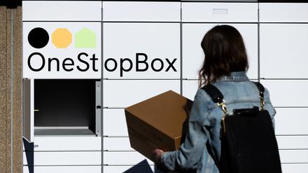 Eine Paketstation ohne Label von OneStopBox, einer Tochterfirma der Deutschen Post DHL, steht unweit der Konzernzentrale. 