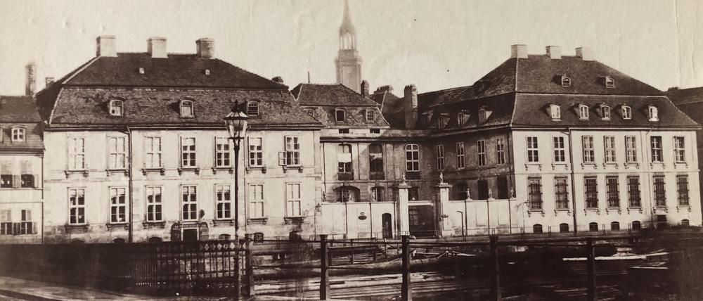 Das Palais Itzig in der Burgstaße um 1857.