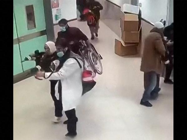 Standbild einer Videokamera im Krankenhaus von Jenin: Israelische Soldaten, als Arzt und muslimische Zivilisten verkleidet, betreten das palästinensische Krankenhaus und erschießen drei Menschen. 