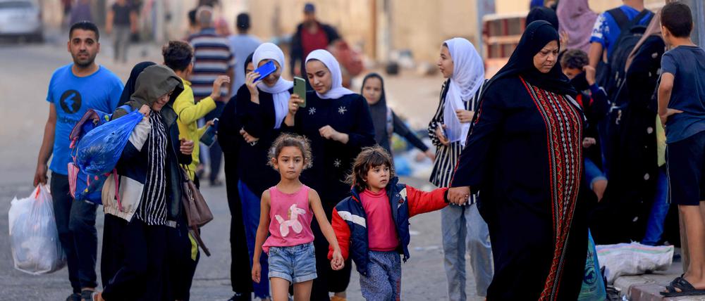 Palästinenser fliehen nach israelischen Luftangriffen am 13. Oktober 2023 mit ihrem Hab und Gut in sicherere Gebiete in Gaza-Stadt.