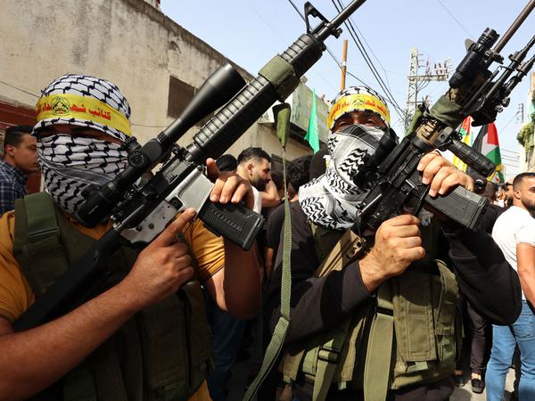 Palästinensiche Extremisten schließen sich einer Trauerfeier für zwei Männer an, die im Westjordanland bei einem israelischen Angriff getötet wurden. 