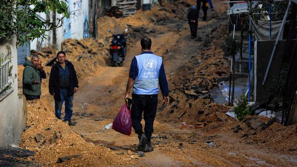 An das Palästinenserhilfswerk der Vereinten Nationen im Westjordanland - hier ein Mitarbeiter in der Stadt Jenin - hat die Bundesregierung gerade wieder Geld überwiesen. Für den Gazastreifen gilt weiter ein Zahlungsstopp.