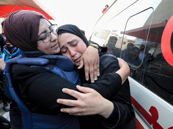 Eine Pressevertreterin tröstet eine Frau vor dem Al-Aqsa-Krankenhaus im Gazastreifens.