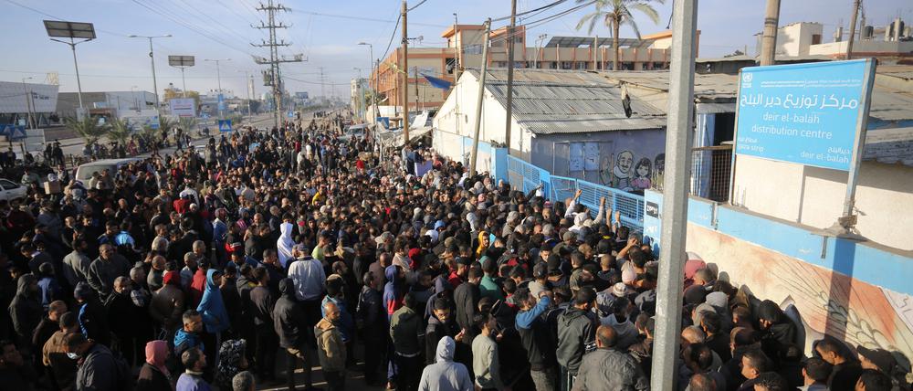 Hunderte Palästinenser stehen vor einer UN-Einrichtung Schlange und warten auf die Versorgung mit Hilfsgütern. 