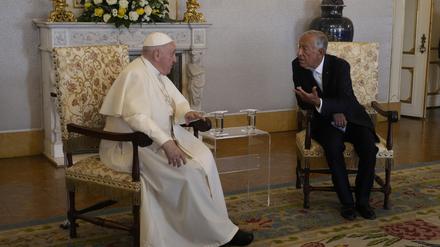 Marcelo Rebelo de Sousa (r), Präsident von Portugal, unterhält sich mit Papst Franziskus während der Willkommenszeremonie im Präsidentenpalast Belem in Lissabon. 