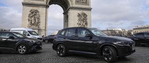 31.01.2024, Frankreich, Paris: Ein Sport Utility Vehicles (SUV) fährt auf dem Avenue Champs Elysees, in der Nähe des Arc de Triomphe.
