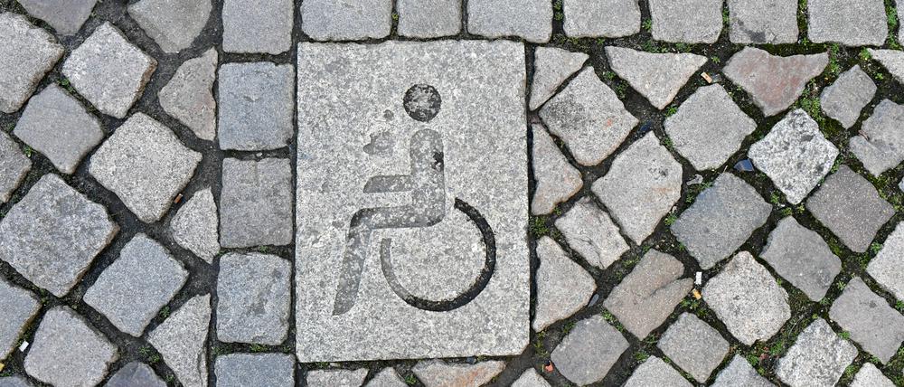 Brandenburg, Potsdam: Die Kennzeichnung eines Behindertenparkplatzes ist in der Innenstadt in das Straßenpflaster integriert. Menschen mit Behinderung sollen künftig einen EU-weit anerkannten Behindertenausweis beantragen können.
