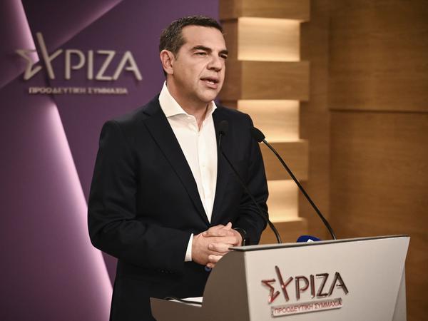 Alexis Tsipras, Chef der linken Syriza-Partei, gibt in der Parteizentrale eine Erklärung ab.