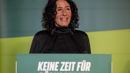Bettina Jarasch, ehemalige Verkehrssenatorin, spricht auf der Landesdelegiertenkonferenz von Bündnis 90/Die Grünen auf der Bühne. Im Mittelpunkt des Parteitags im Stadtteil Moabit steht die Klimapolitik.