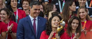 Spaniens amtierender Ministerpräsident Pedro Sanchez mit den Fußball-Weltmeisterinnen.