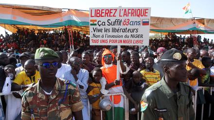 „Befreit Afrika“ steht auf dem Schild von Demonstranten anlässlich einer Versammlung der Premierminister Malis, Burkina Fasos und Nigers am 29. Dezember 2023. 