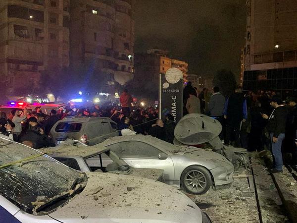Menschen sammeln sich an der Stelle der Explosion in einem Vorort von Beirut.