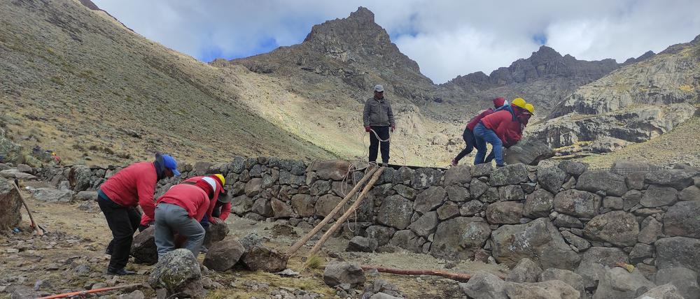 Eine uralte Staumauer wird restauriert – zu Forschungszwecken, aber auch um die akute Wasserknappheit in dieser Region Perus zu lindern. 