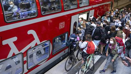 Zahlreiche Menschen, zum Teil mit Fahrrädern, steigen am Hauptbahnhof in einen Regionalzug der Linie RE5 nach Rostock. 
