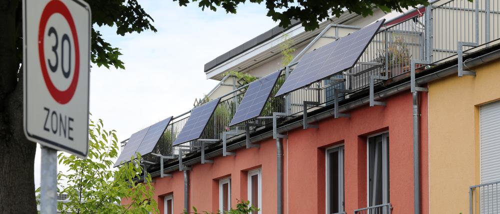 Photovoltaik am Balkon, Balkonkraftwerk für die private Stromerzeugung.
