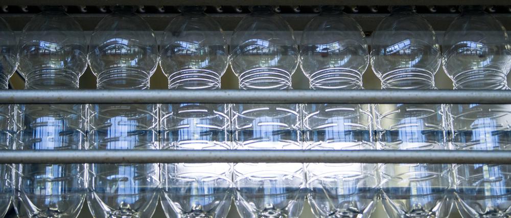 Unbefüllte Plastikflaschen befinden sich in der Produktion eines Getränkeherstellers. Die Europäer sind neuen Forschungsdaten zufolge zu großen Mengen der gesundheitsschädlichen Chemikalie Bisphenol A (BPA) ausgesetzt. BPA ist eine synthetische Chemikalie, die in unzähligen Lebensmittelverpackungen verwendet wird, beispielsweise in Plastikflaschen und Konservendosen, aber auch in Trinkwasserleitungen. 